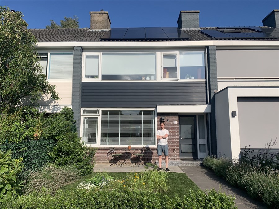 Pim voor zijn woning met zonnepanelen 